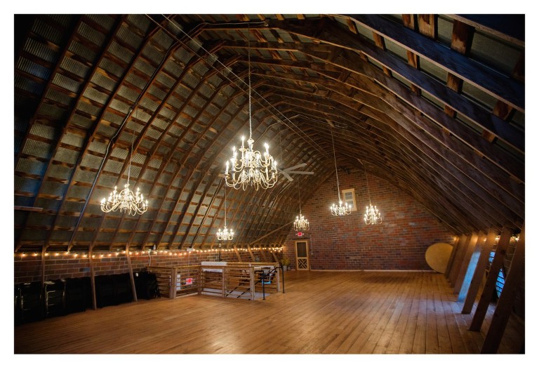 des moines rustic barn wedding venue